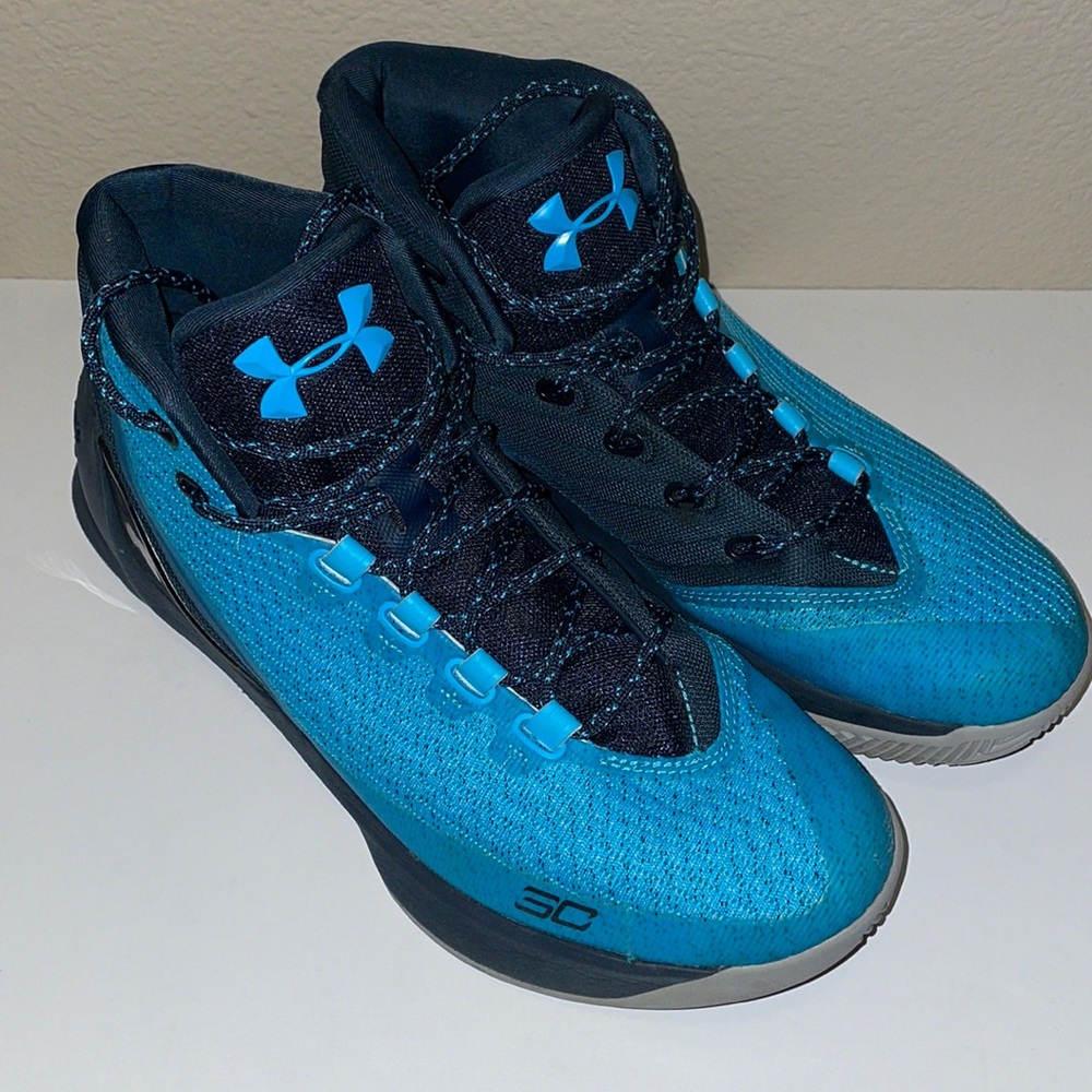 Basketball shoes